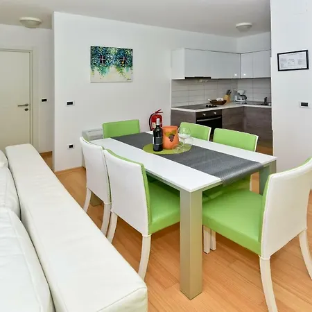 Apartament Astrado *